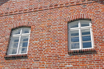 Fenster eines Backsteinhauses