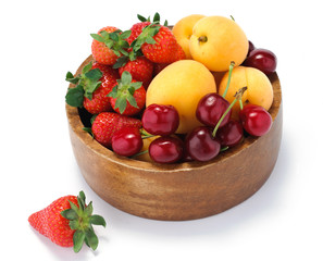 Fototapeta na wymiar Frutta mista - fragole, albicocche, ciliege