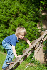 junge klettert auf dem spielplatz