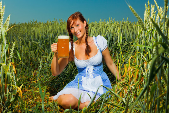 frau mit dirndel