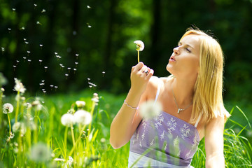 Wildwiese mit junger Frau