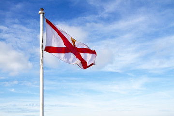 Flagge von Jersey (UK) an einem Mast