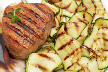 Schweinefiletmedaillon mit Zucchini