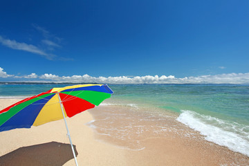 久高島の美しいビーチに打ち寄せる白い波と紺碧の空