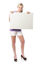 Junge Frau mit leerem Schild in der Hand