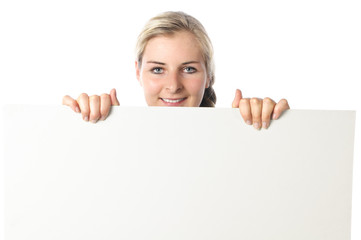 Fototapeta premium Junge Frau mit leerem Schild in der Hand