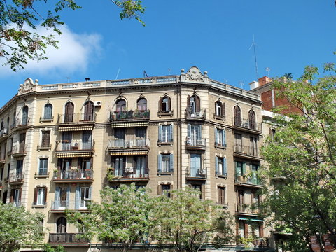 Immeuble ancien en pierre, Barcelone, Espagne.