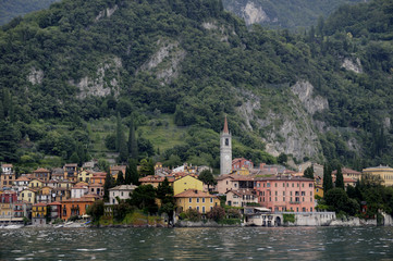 Fototapeta na wymiar Varenna to niewielka miejscowość nad jeziorem Como w północnych Włoszech