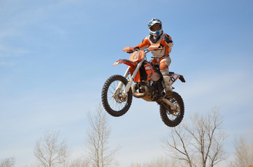 Obraz na płótnie Canvas Motocross rider na motocyklu startuje głową skręcił