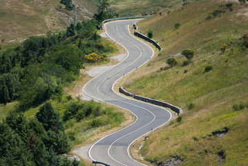 strada a curve - strada tortuosa di montagna