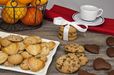 gedeckter tisch mit keksen