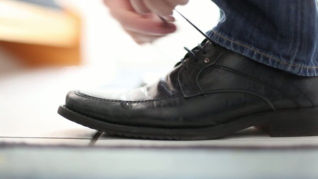 lederschuh binden - tie leather shoe