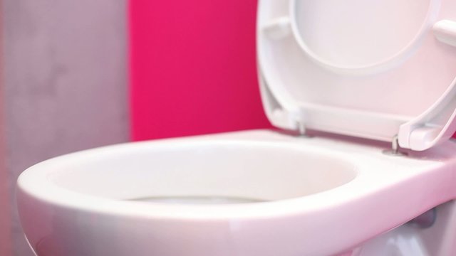 Toilettendeckel hochklappen und pinkeln