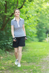 Nordic Walking in blauen Shirt