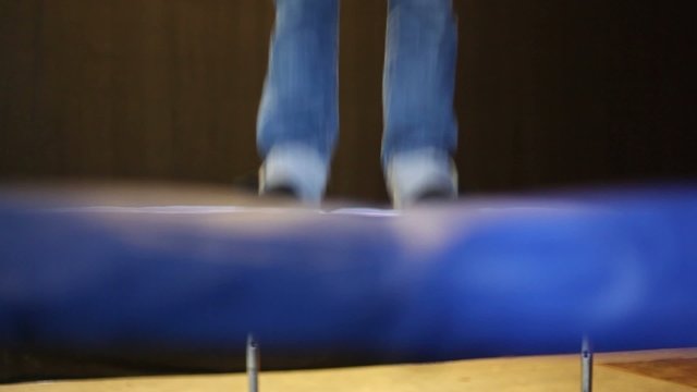 F&uuml;&szlig;e die auf einem Trampolin springen
