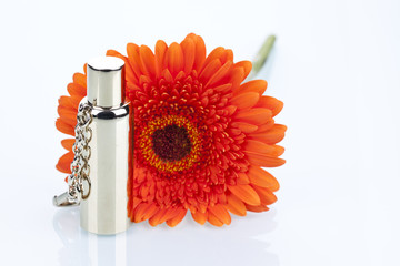 Flakon mit Gerberablüte