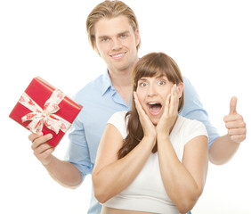 Mann schenkt Frau ein tolles Geschenk