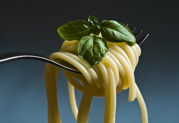 Spaghetti na widelcu z bazylią