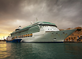 Fototapeta na wymiar cruise liner
