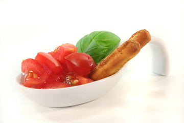 Tomate mit Grissini und Basilikum
