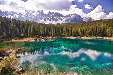 Idyllischer Bergsee (Karersee, Italien)