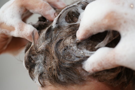 Haare waschen mit Koffein Shampoo