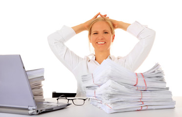 Angestellte sitzt vor erledigter Arbeit
