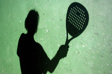 Sombra  de jugador en una pista de padel