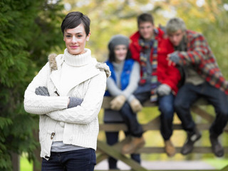 Obraz premium Young friends sitting on fence