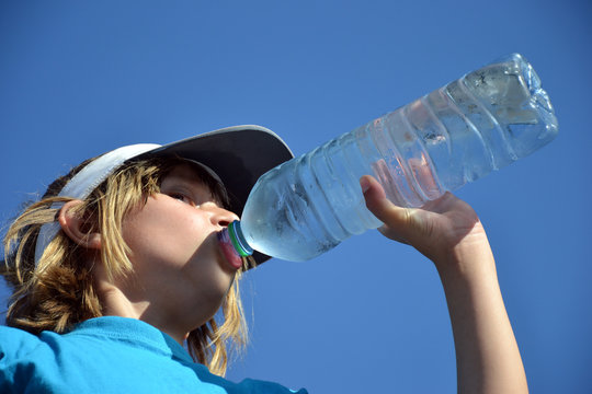 Hydratation - Enfant buvant de l'eau fraiche au goulot