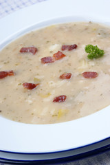 deftige Kartoffelsuppe mit Kräutern und gebratenem Speck