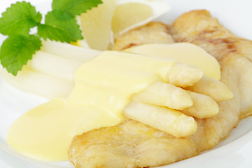 frischer Spargel mit Viktoriabarsch und Hollandaise
