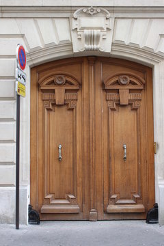 Porte d'immeuble à Paris
