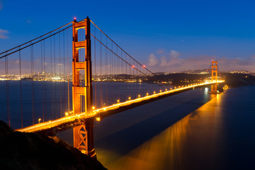 Fototapeta na wymiar Golden Gate w nocy
