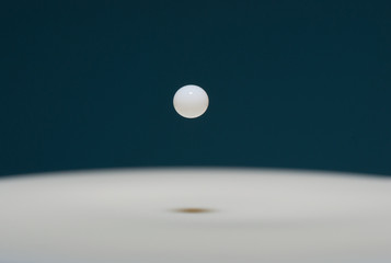 Sfera sospesa nel vuoto © Giorgio Clementi