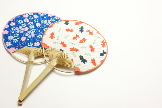 うちわ　白バック　金魚花柄