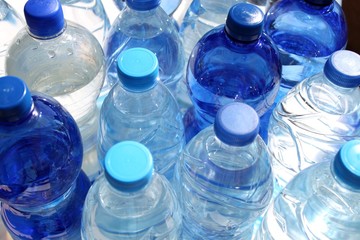 Alignement de bouteilles d'eau