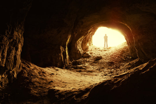 Fototapeta mężczyzna stojący przed wejściem do jaskini