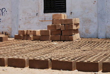 briques de sable alignées au senegal