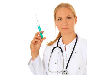 Doktorin mit vorbereiteter Injektion