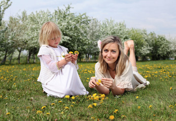 Obraz premium girl with mother in the park