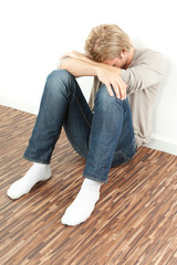 depressiver junger mann in wohnung