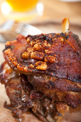 Nahaufnahme einer Schweinshaxe