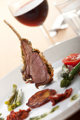 gegrilltes Lammkoteletts mit Wein