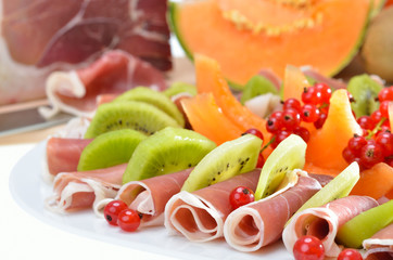 Italienischer Schinken mit Früchten