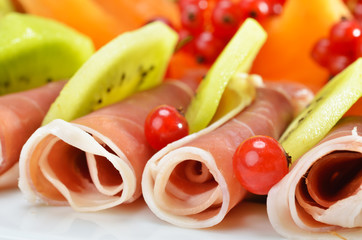 Leckere Schinkenröllchen mit frischen Früchten