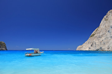 Fototapeta na wymiar Łodzi zakotwiczony na plaży Navagio Zakynthos Island, Grecja