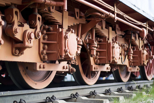 Eisenbahn auf Schienen und mit R&auml;dern