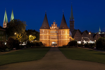 Holstentor in Lübeck bei Nacht