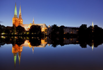 Fototapeta na wymiar Lübeck Cathedral w nocy